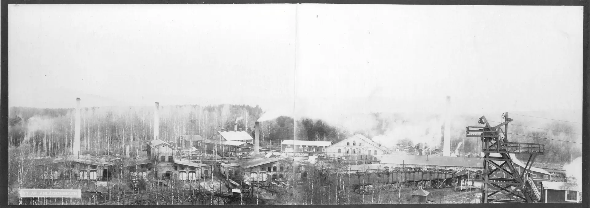Historiskt panorama över fabriken i Sibo, skorstenarna och kabelkranen